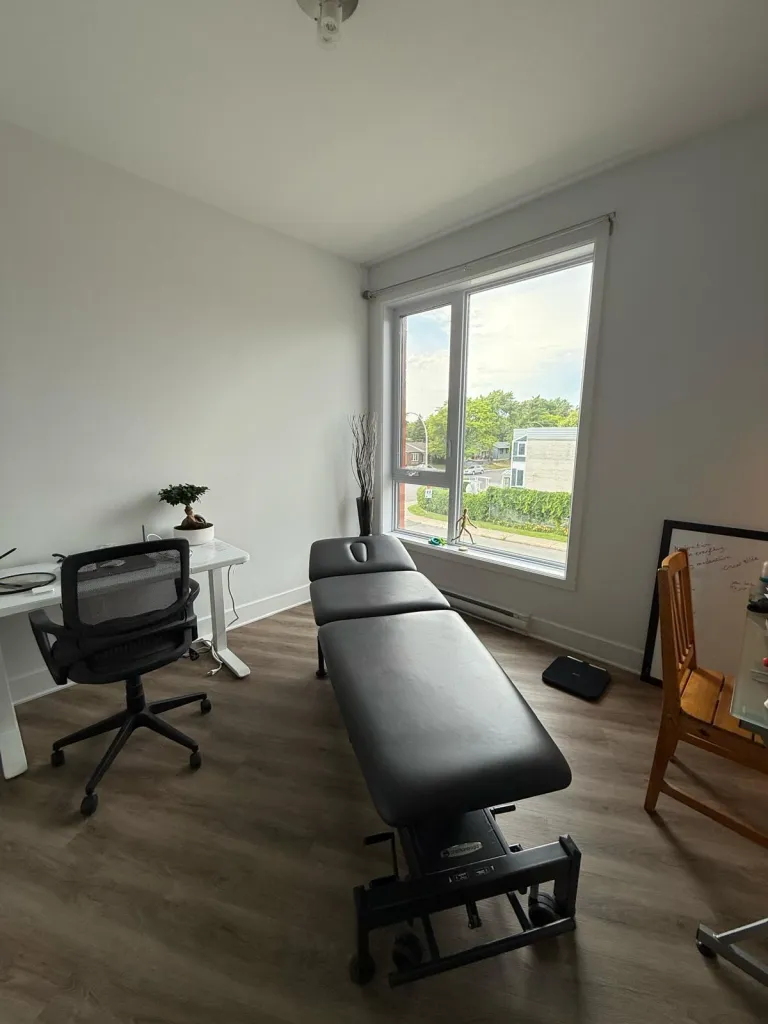 Salle de traitement ostéopathique – table de soins professionnelle